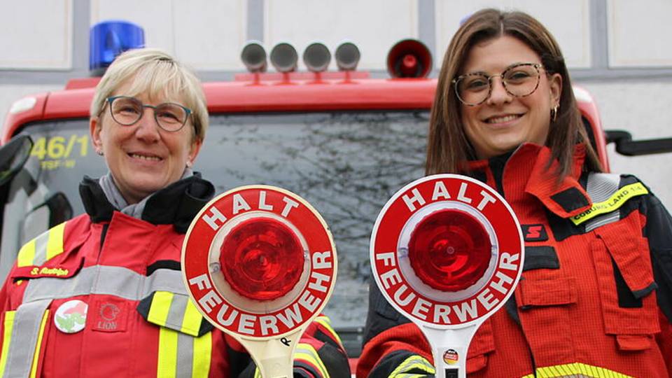 Feuerwehr mit Frauenpower: Feuerwehr Clip Af11666a