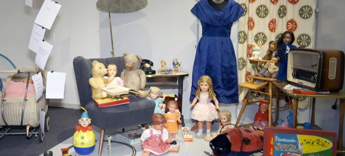 Zeiten-Wechsel im Museum: Spielzeug Clip 38d0534e